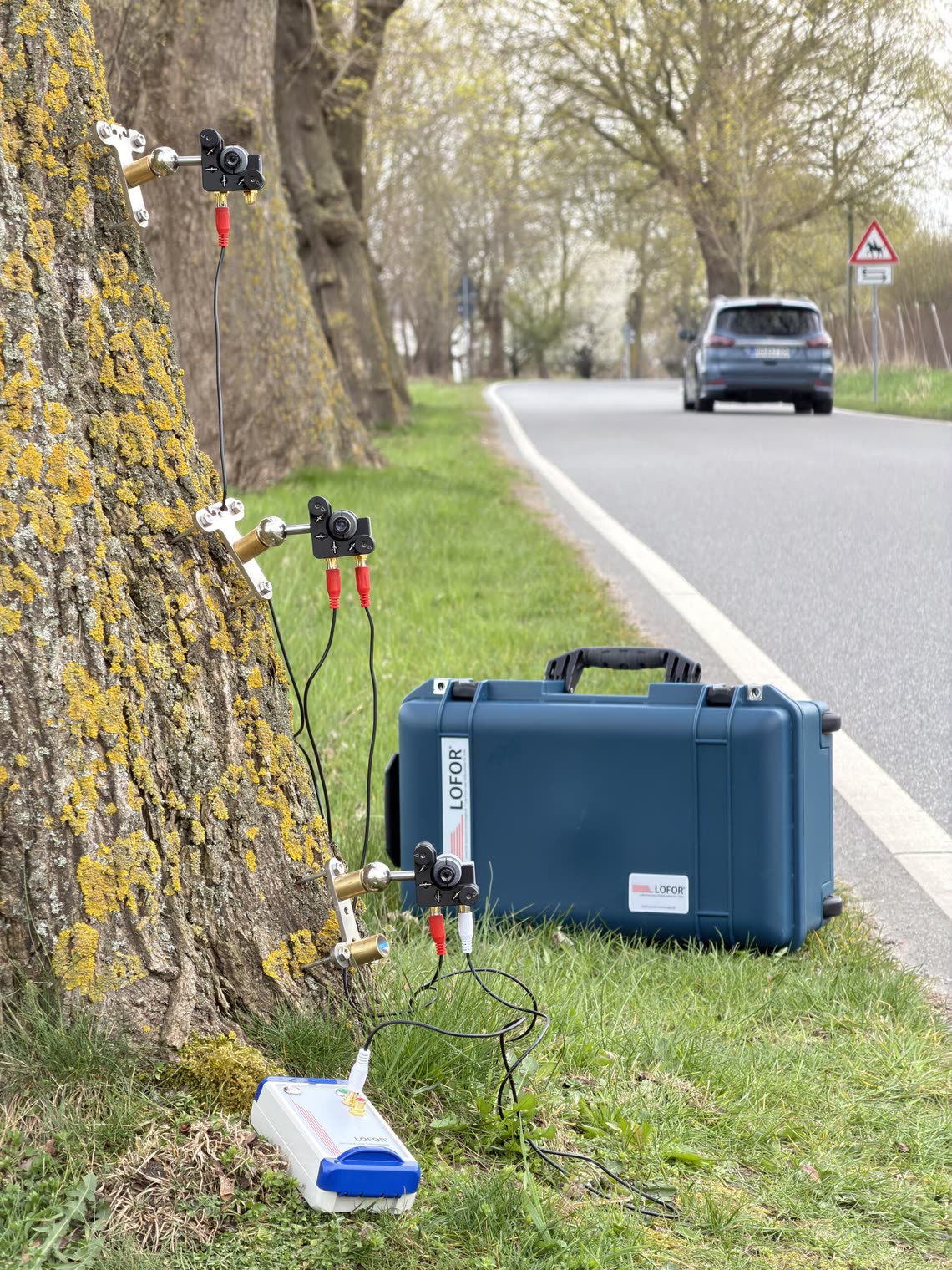 LOFOR®-Laser an einem Straßenbaum am Feldrand montiert
